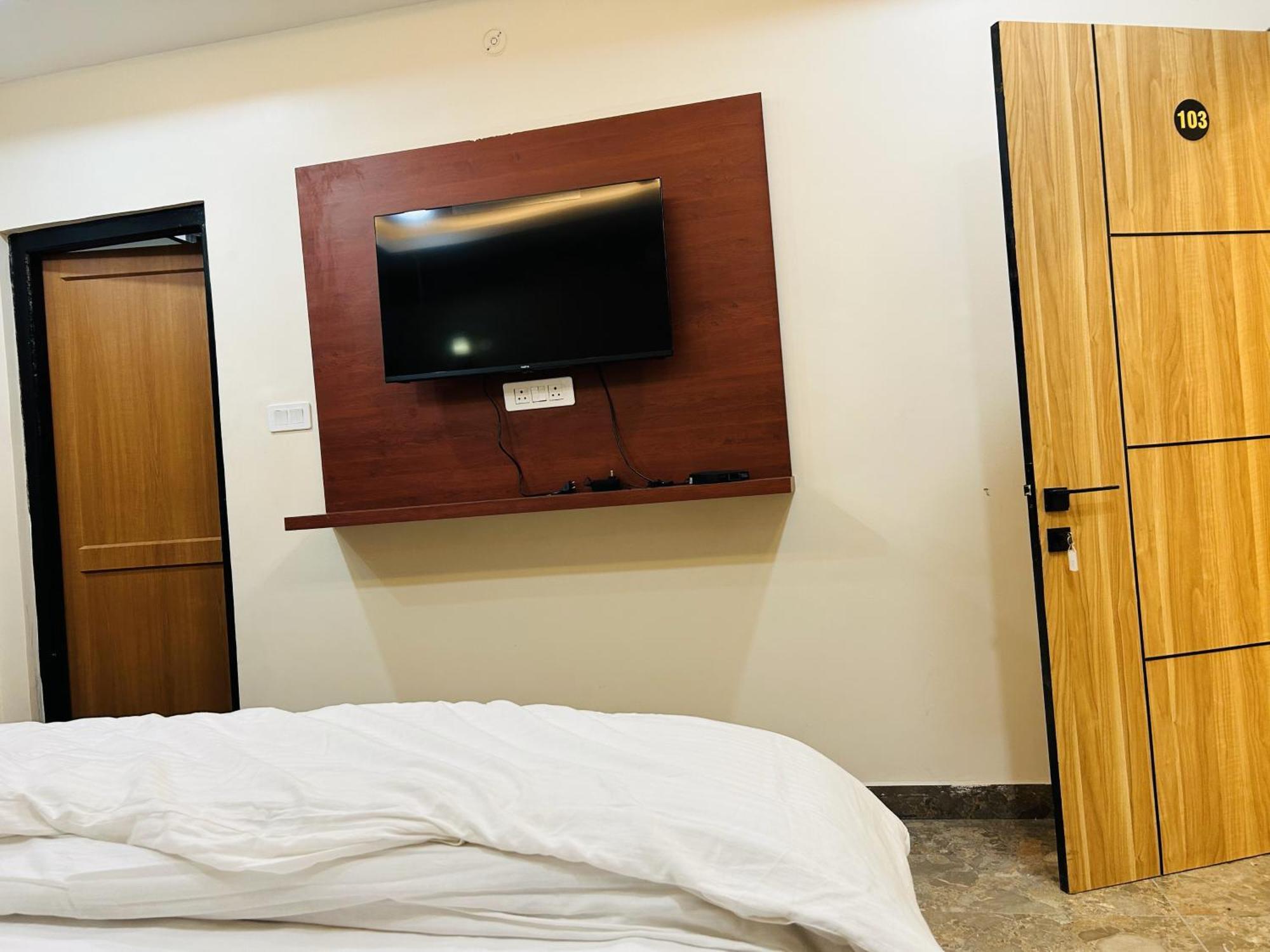 Awadh Samrat Resort Ayodhya Exterior photo